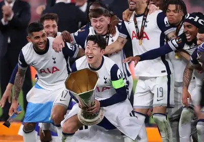 Spurs End Trophy