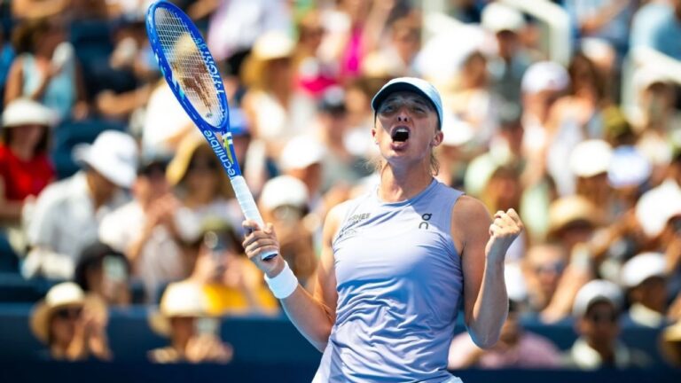 Swiatek Outlasts Paolini to Seal Historic Cincinnati Win 1 SWIATEK