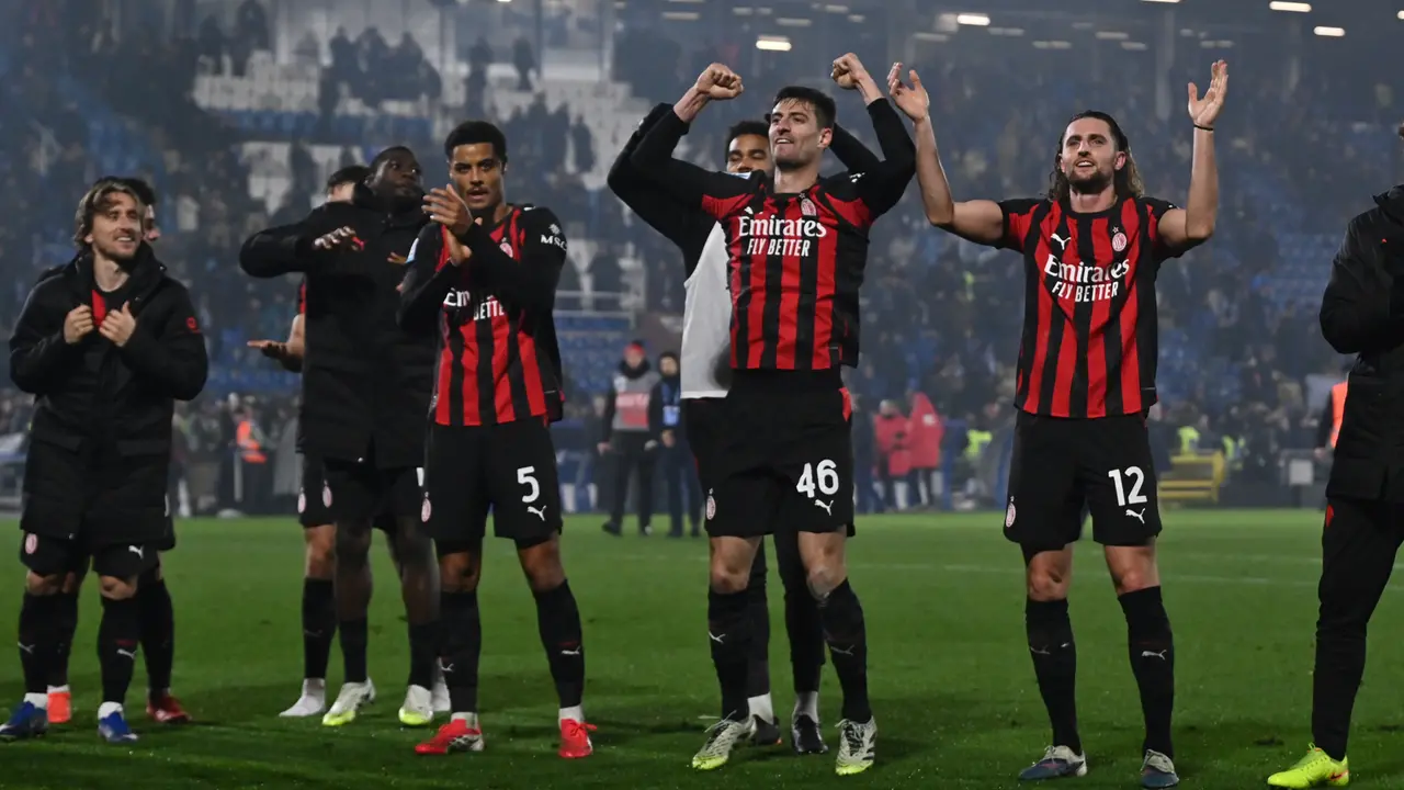 Milan sink Como to close in on Inter