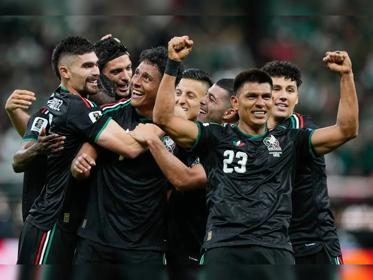 mexico edge south korea 1 0 become first team to qualify for fifa world cup knockout stage